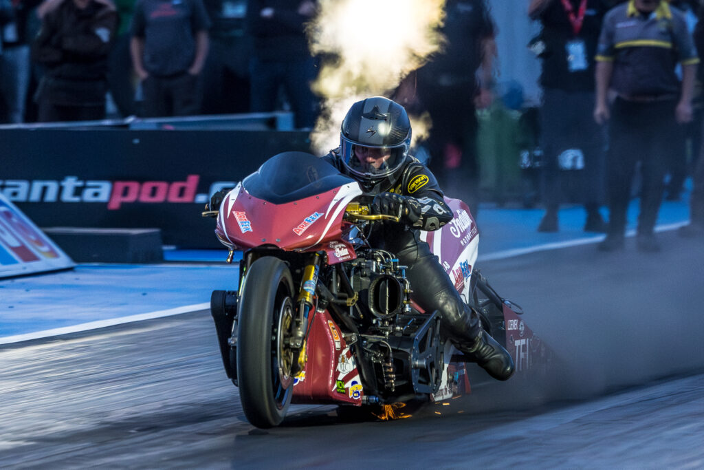 Top-fuel dragbike med förare Rickard Gustafsson i starten på ett race